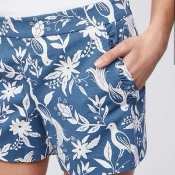 Loft Floral Peacock Bird Ruffle Pocket Riviera Chino Shorts Blue White Size 4 - Picture 3 of 13